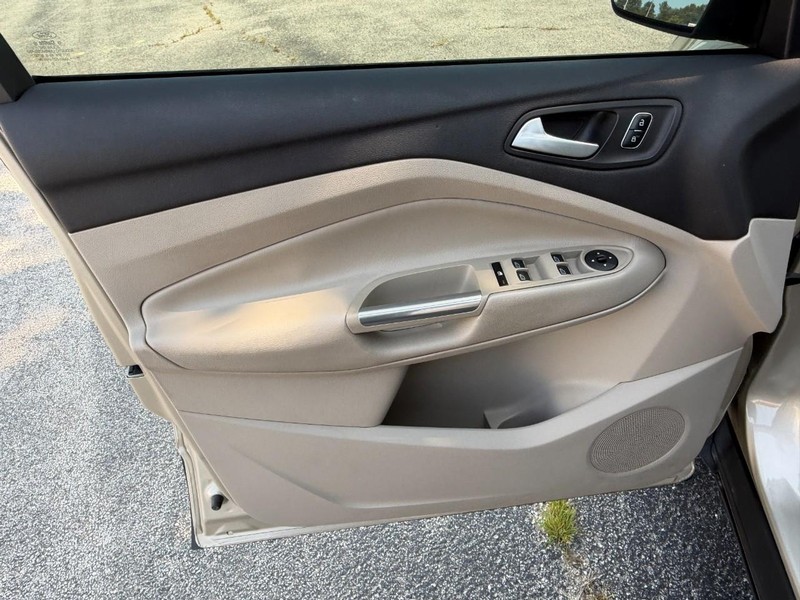 Ford Escape Vehicle Full-screen Gallery Image 24