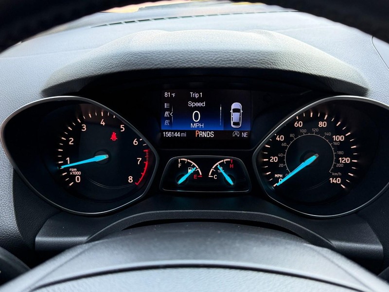 Ford Escape Vehicle Full-screen Gallery Image 28