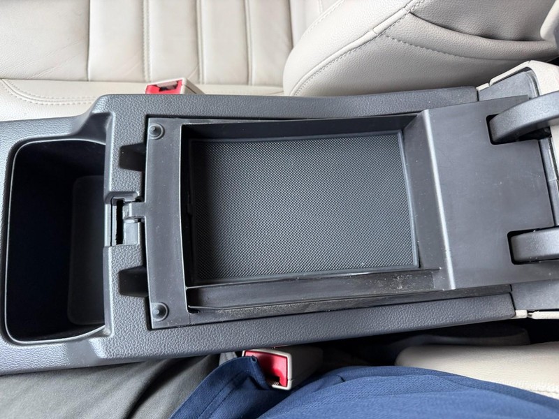 Ford Escape Vehicle Full-screen Gallery Image 41