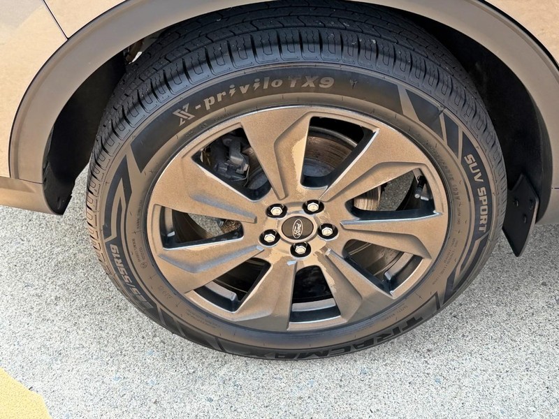 Ford Escape Vehicle Full-screen Gallery Image 10