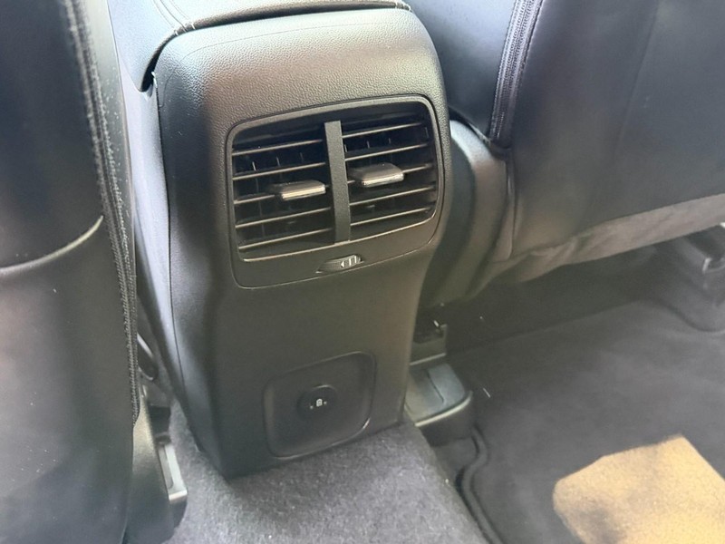 Ford Escape Vehicle Full-screen Gallery Image 17