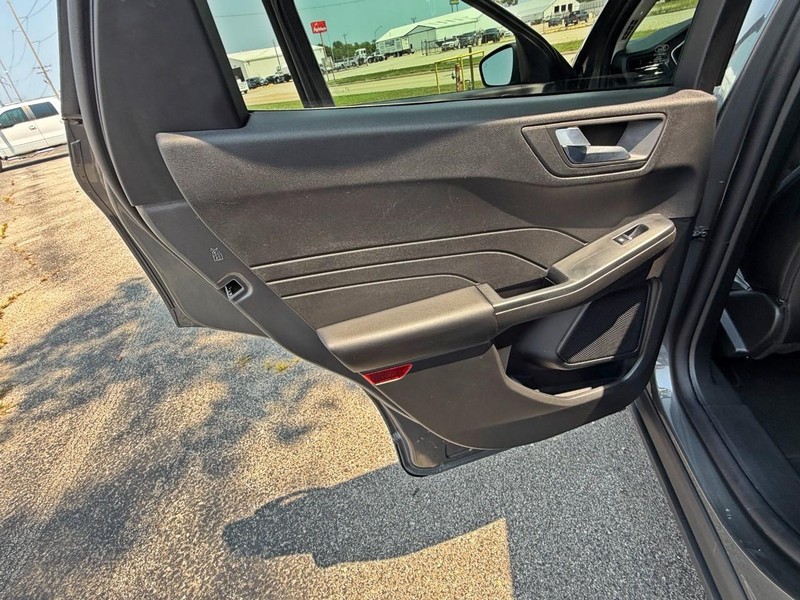 Ford Escape Vehicle Full-screen Gallery Image 19