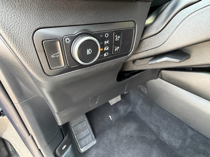 Ford Escape Vehicle Full-screen Gallery Image 21
