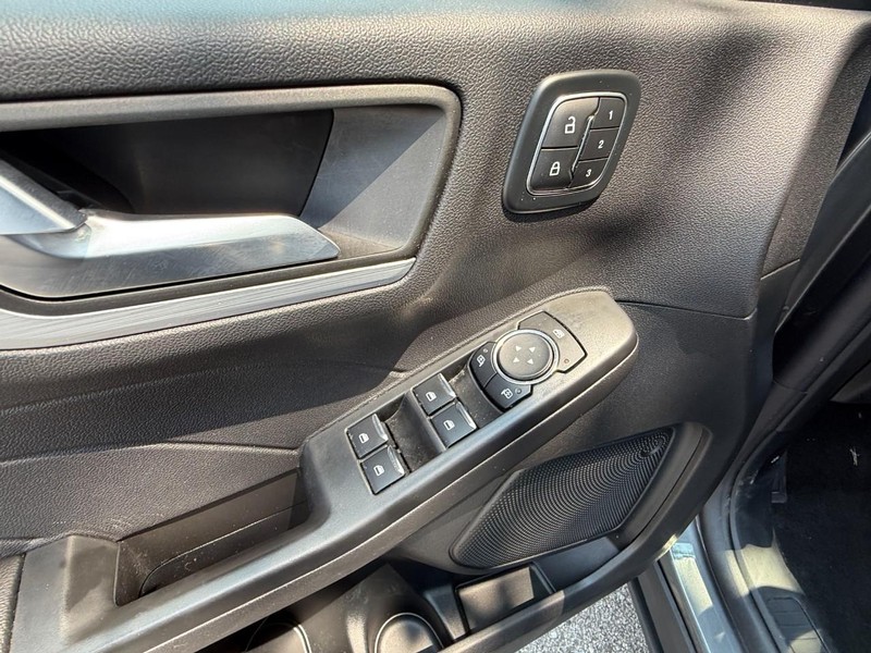 Ford Escape Vehicle Full-screen Gallery Image 23