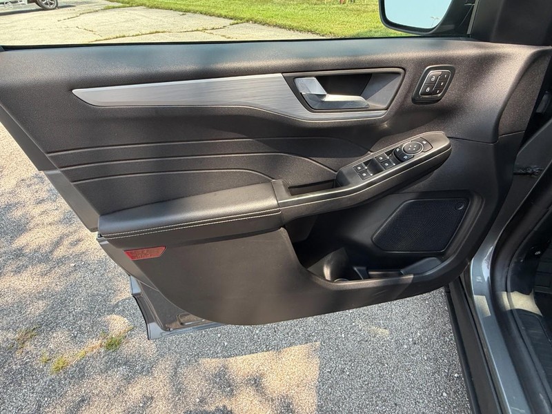 Ford Escape Vehicle Full-screen Gallery Image 24