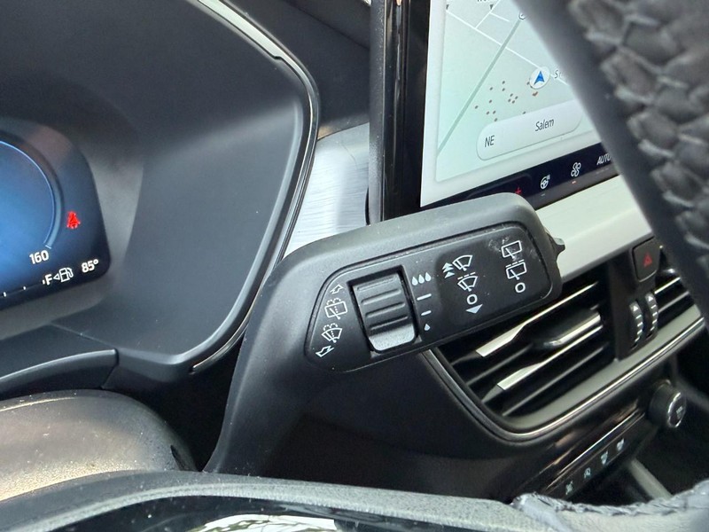 Ford Escape Vehicle Full-screen Gallery Image 28