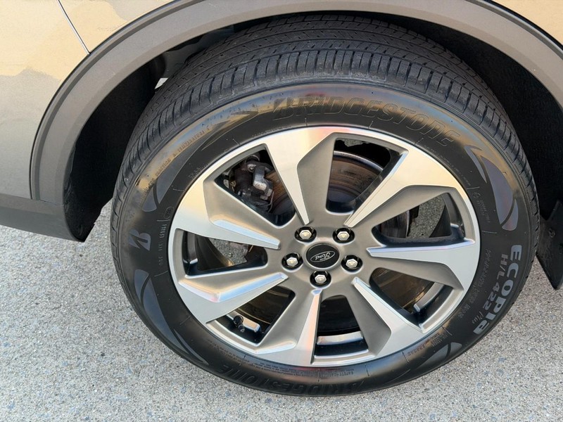 Ford Escape Vehicle Full-screen Gallery Image 10