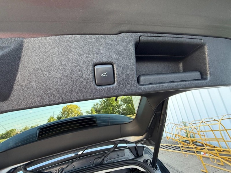 Ford Escape Vehicle Full-screen Gallery Image 14