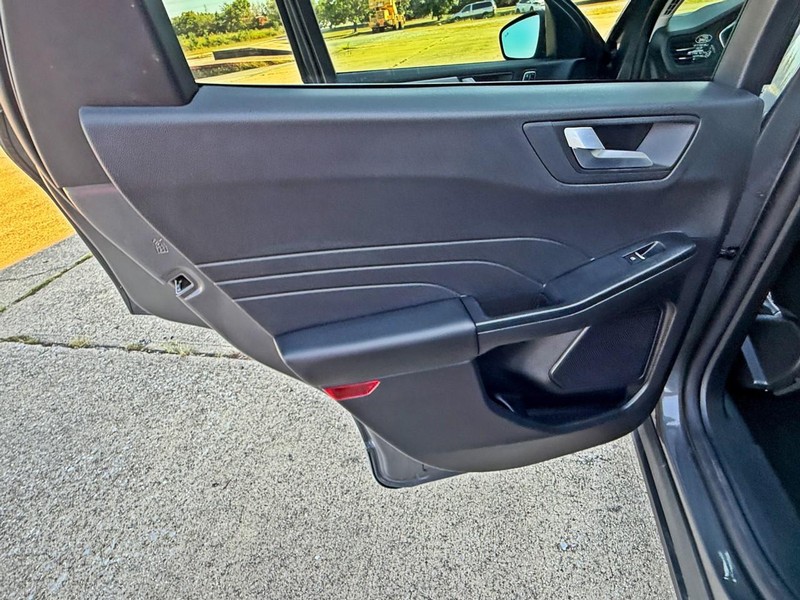 Ford Escape Vehicle Full-screen Gallery Image 19