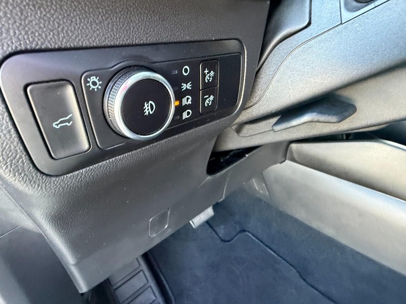 Ford Escape Vehicle Full-screen Gallery Image 21