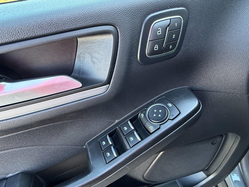Ford Escape Vehicle Full-screen Gallery Image 23