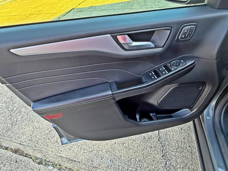 Ford Escape Vehicle Full-screen Gallery Image 24
