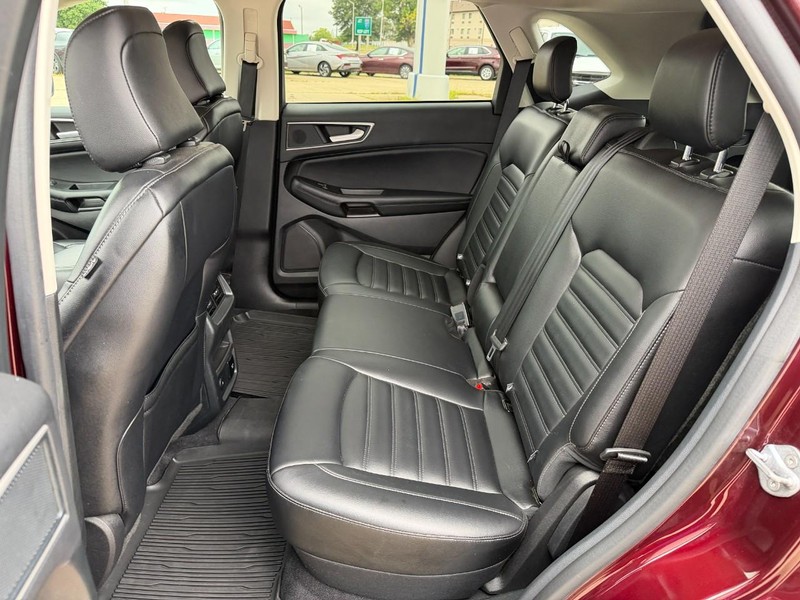 Ford Edge Vehicle Full-screen Gallery Image 18