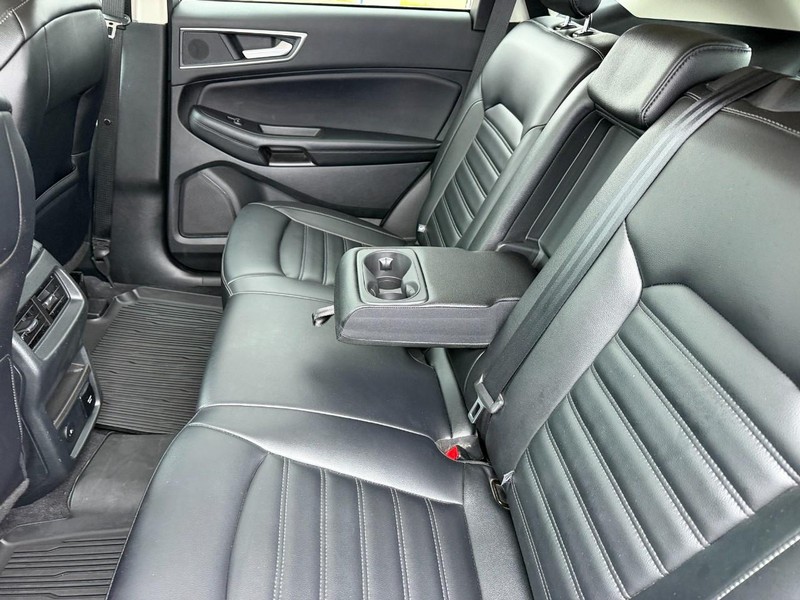 Ford Edge Vehicle Full-screen Gallery Image 19