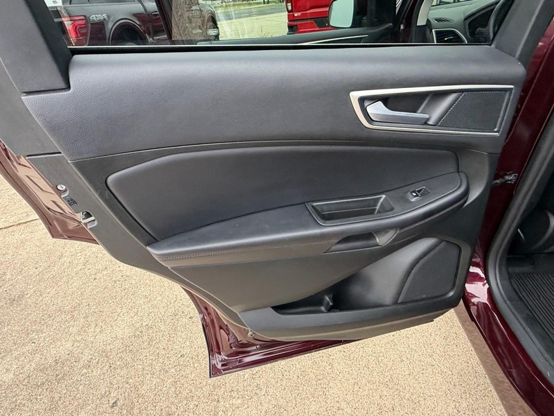 Ford Edge Vehicle Full-screen Gallery Image 24