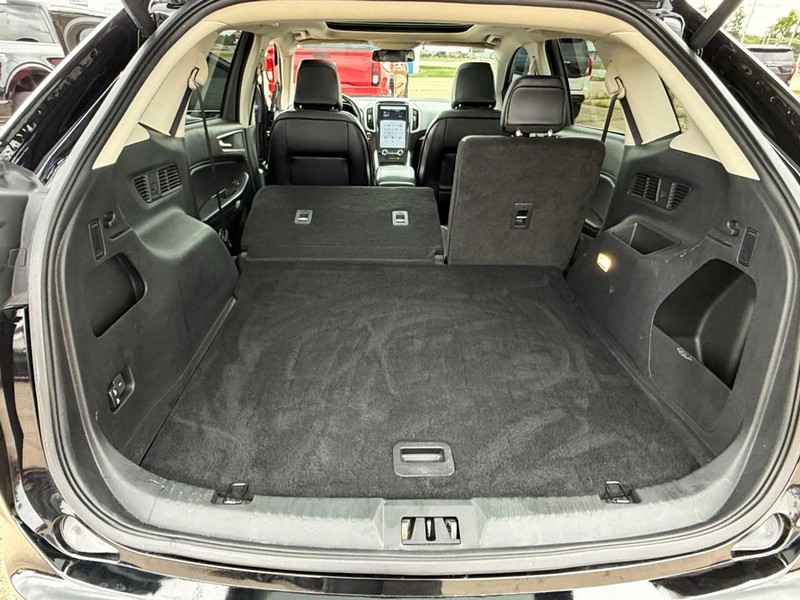 Ford Edge Vehicle Full-screen Gallery Image 15