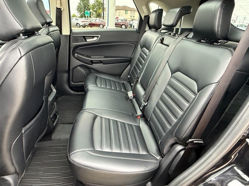 Ford Edge Vehicle Full-screen Gallery Image 18