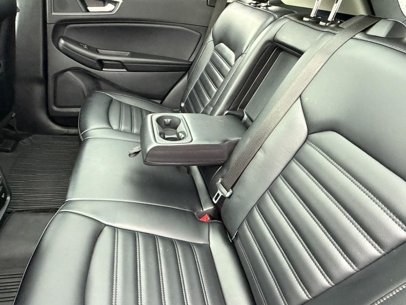 Ford Edge Vehicle Full-screen Gallery Image 19