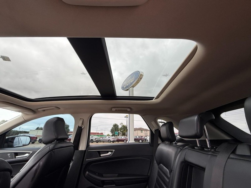 Ford Edge Vehicle Full-screen Gallery Image 23