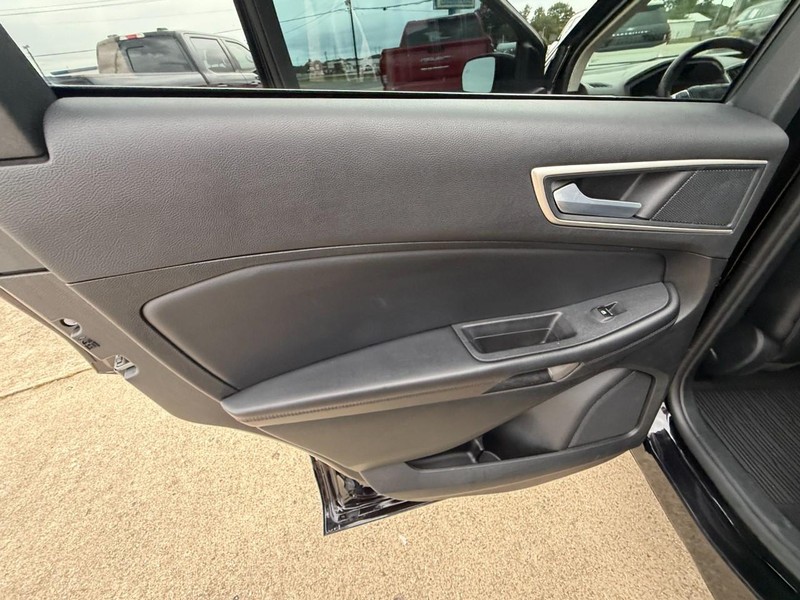 Ford Edge Vehicle Full-screen Gallery Image 24