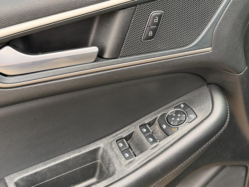 Ford Edge Vehicle Full-screen Gallery Image 28