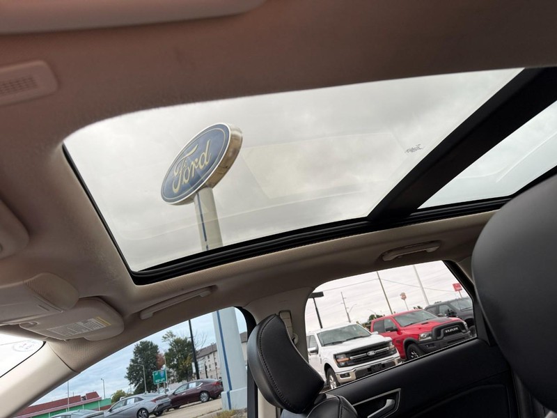 Ford Edge Vehicle Full-screen Gallery Image 30