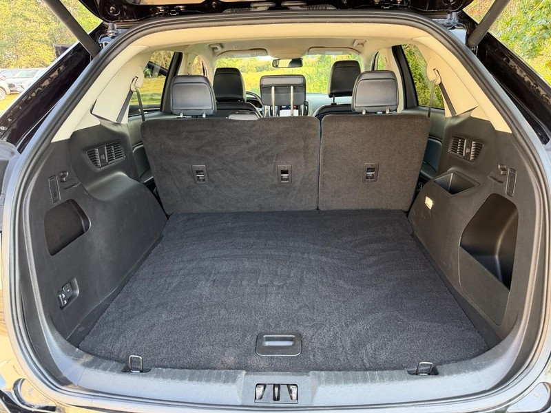 Ford Edge Vehicle Full-screen Gallery Image 12