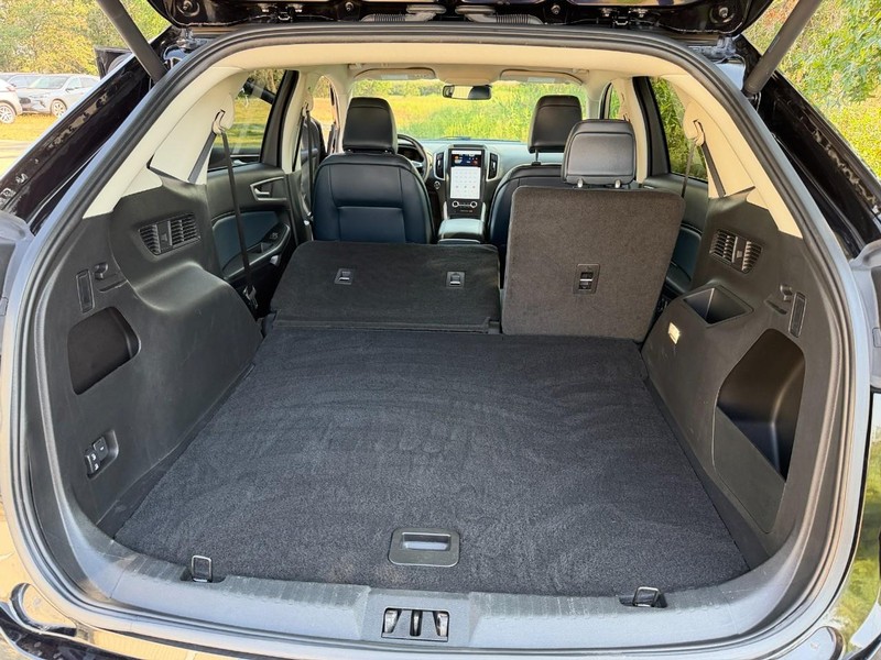 Ford Edge Vehicle Full-screen Gallery Image 14