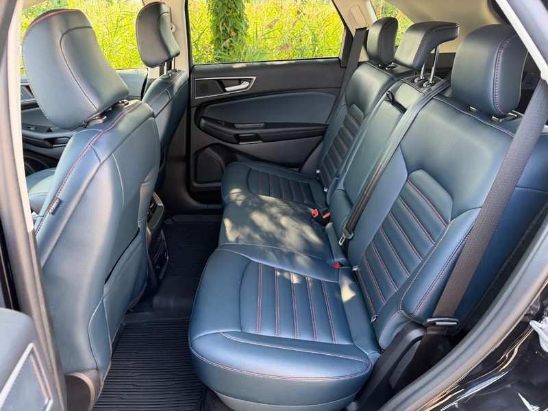 Ford Edge Vehicle Full-screen Gallery Image 18