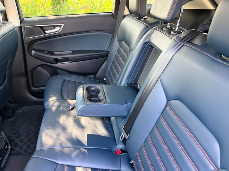 Ford Edge Vehicle Full-screen Gallery Image 19