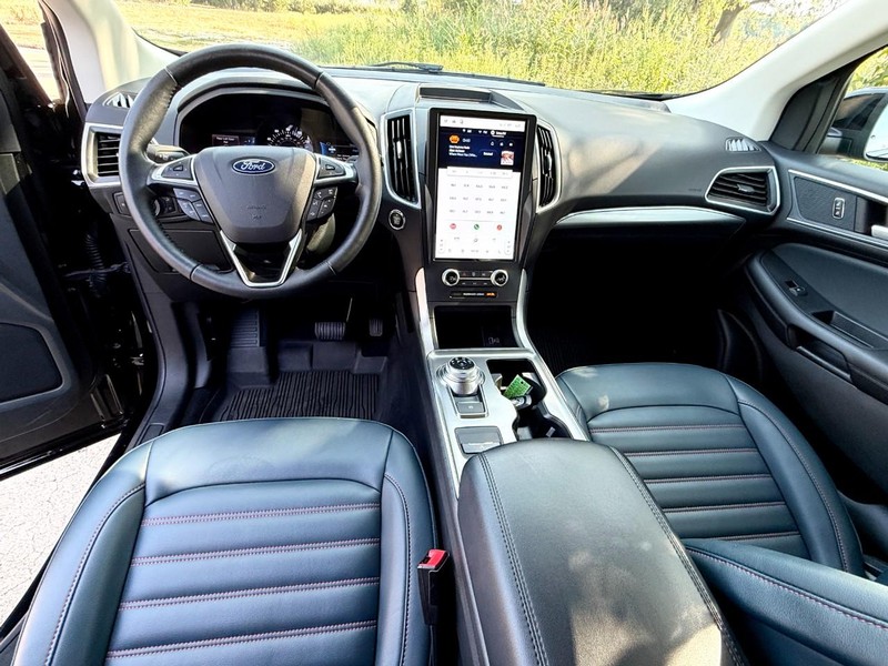 Ford Edge Vehicle Full-screen Gallery Image 22