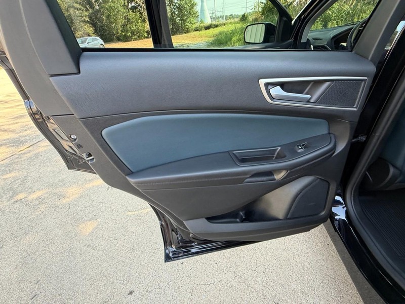 Ford Edge Vehicle Full-screen Gallery Image 23