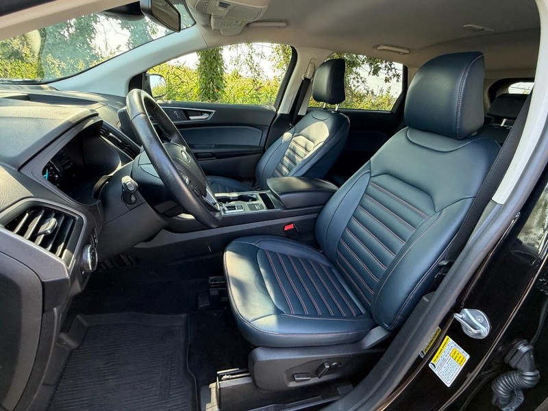 Ford Edge Vehicle Full-screen Gallery Image 24