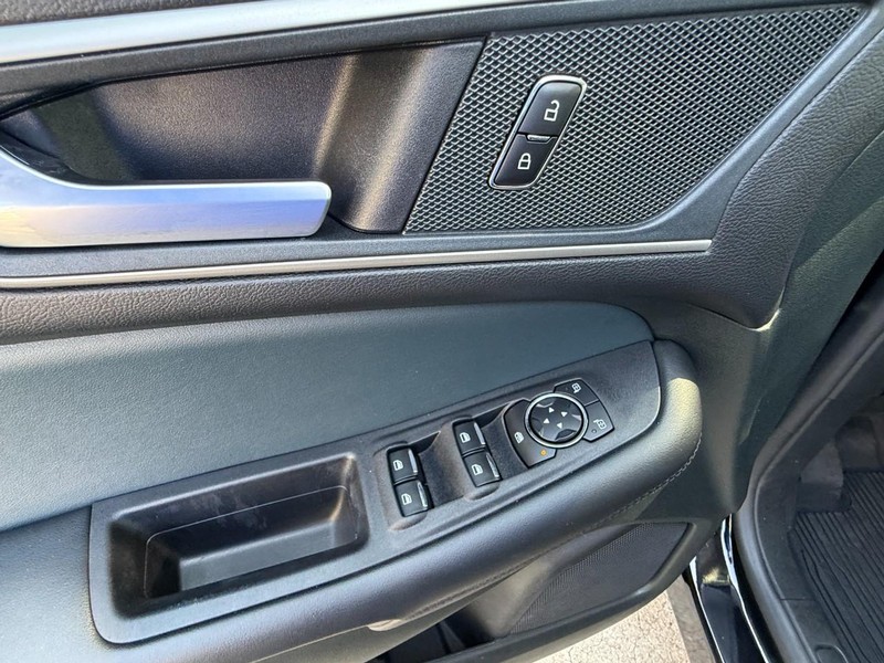 Ford Edge Vehicle Full-screen Gallery Image 27
