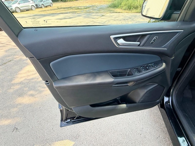 Ford Edge Vehicle Full-screen Gallery Image 28
