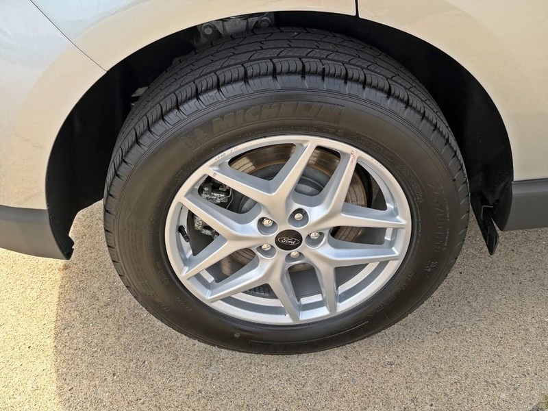 Ford Edge Vehicle Full-screen Gallery Image 10