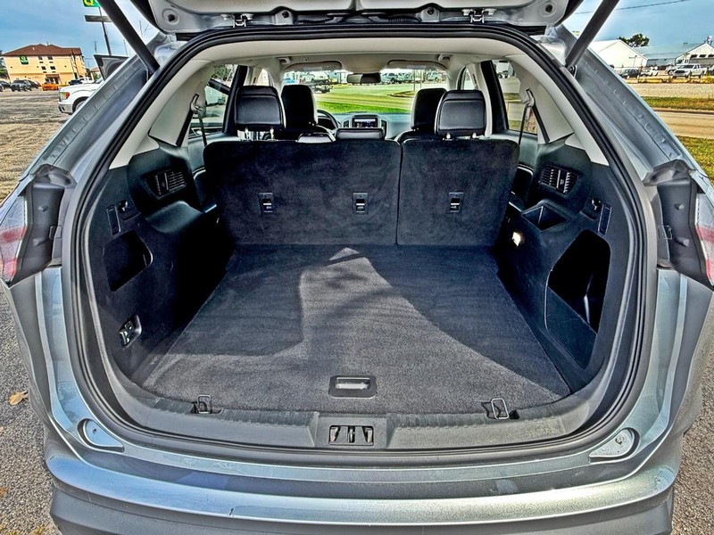Ford Edge Vehicle Full-screen Gallery Image 12