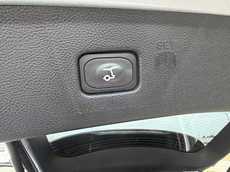 Ford Edge Vehicle Full-screen Gallery Image 17