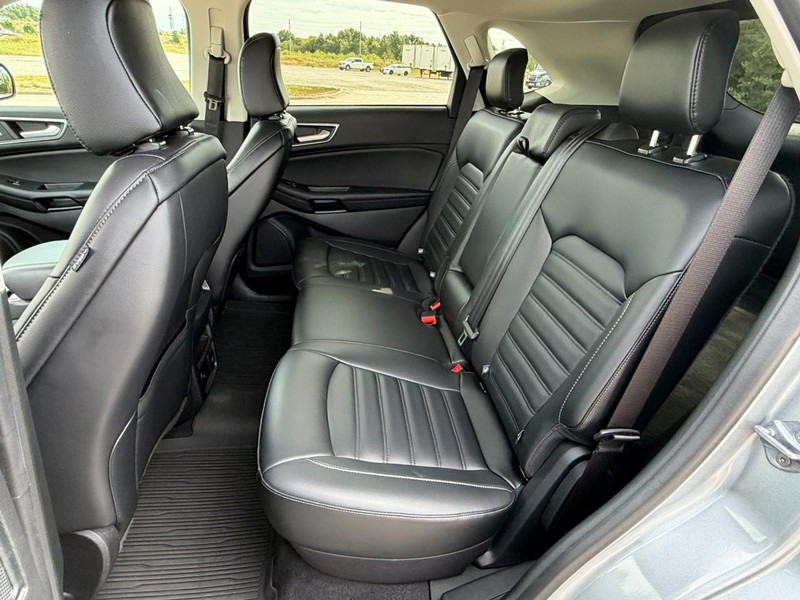 Ford Edge Vehicle Full-screen Gallery Image 18