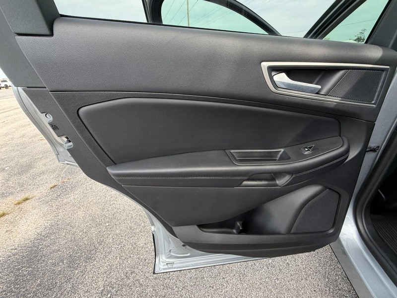 Ford Edge Vehicle Full-screen Gallery Image 23