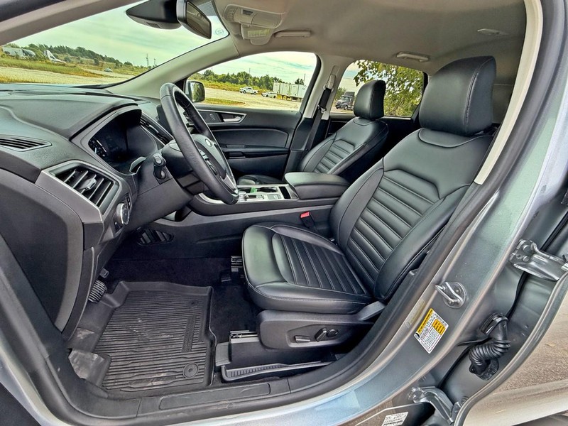 Ford Edge Vehicle Full-screen Gallery Image 24