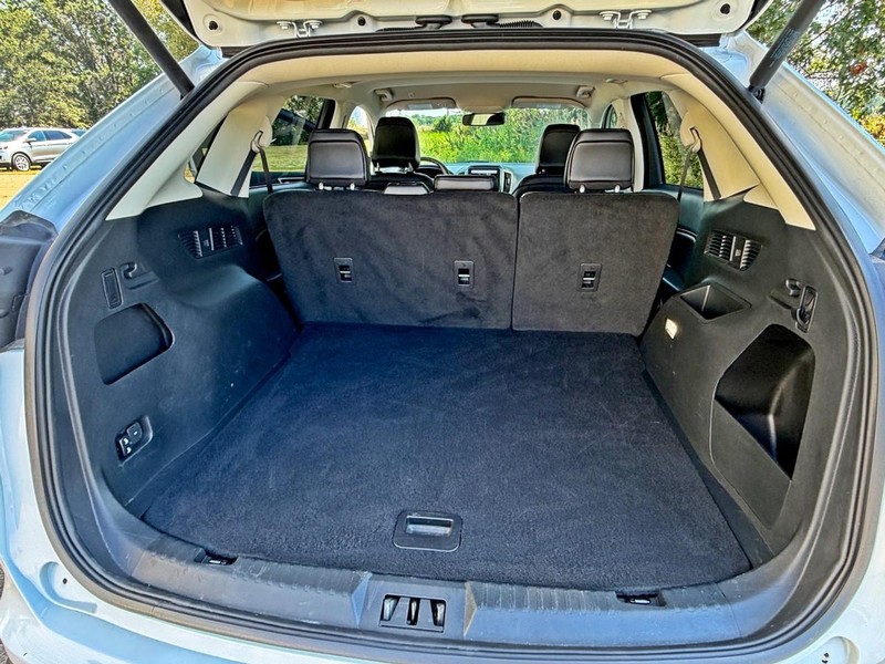 Ford Edge Vehicle Full-screen Gallery Image 12