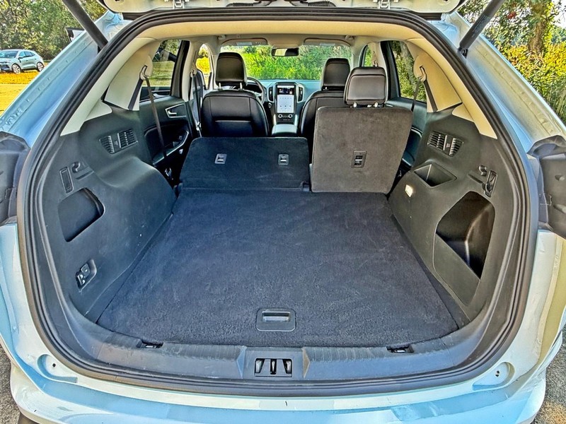 Ford Edge Vehicle Full-screen Gallery Image 14