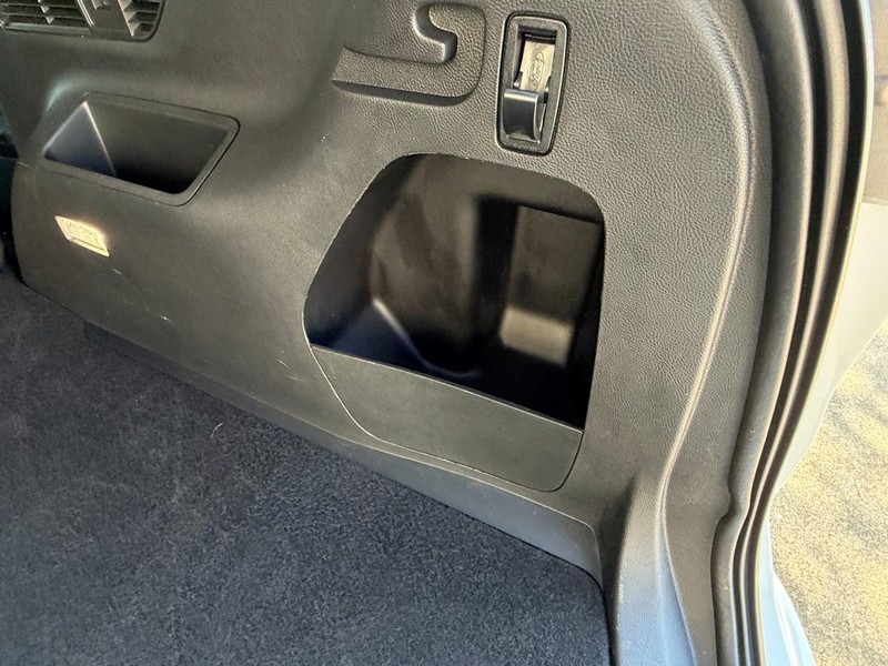 Ford Edge Vehicle Full-screen Gallery Image 16