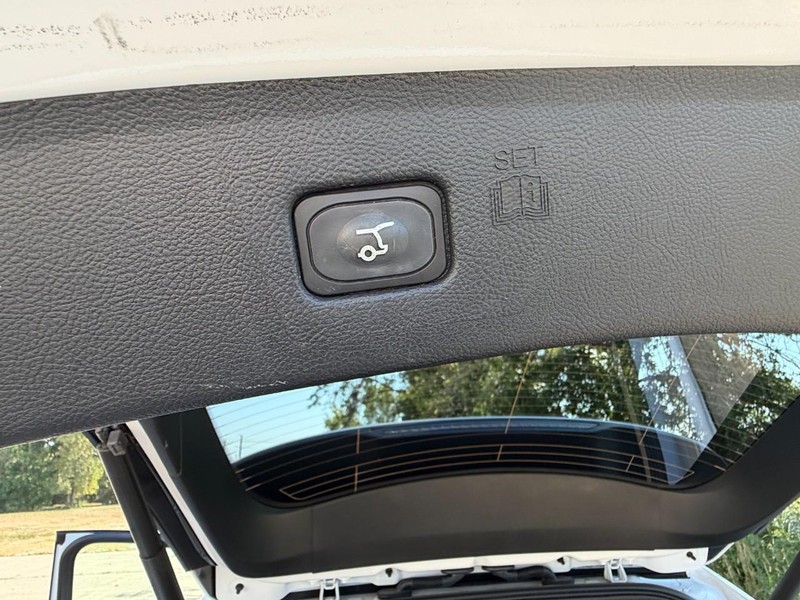 Ford Edge Vehicle Full-screen Gallery Image 17