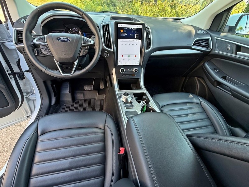 Ford Edge Vehicle Full-screen Gallery Image 22