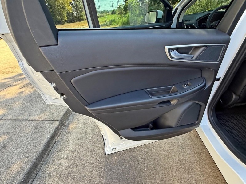 Ford Edge Vehicle Full-screen Gallery Image 23