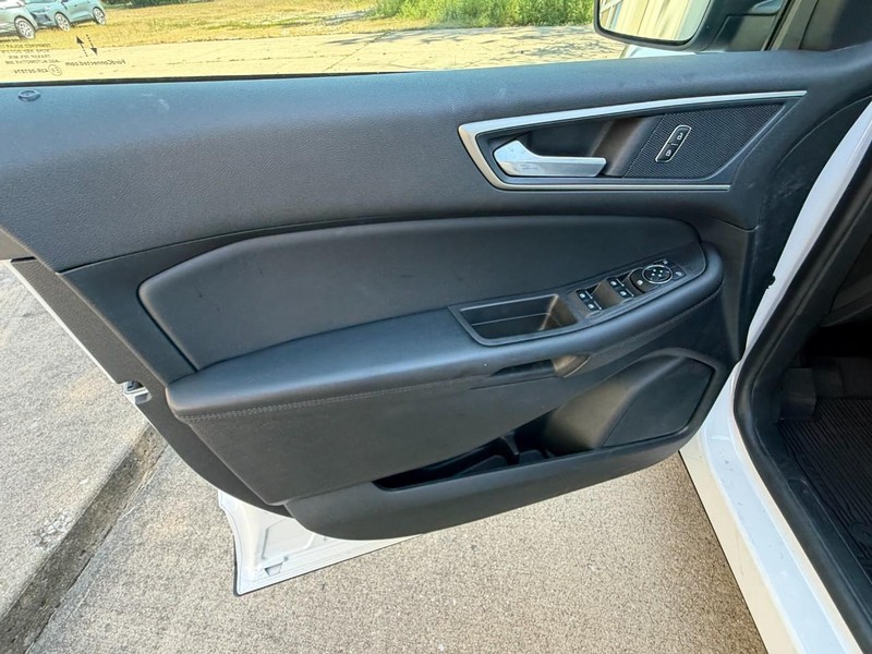 Ford Edge Vehicle Full-screen Gallery Image 28