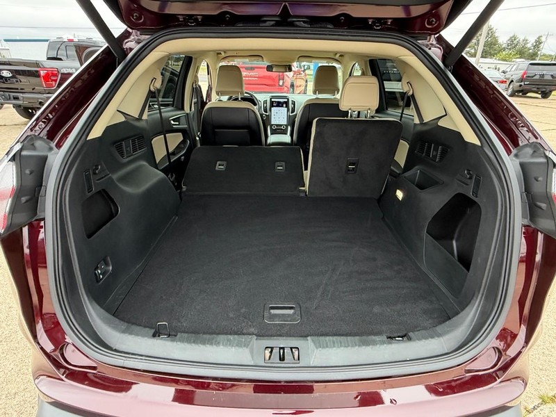 Ford Edge Vehicle Full-screen Gallery Image 16