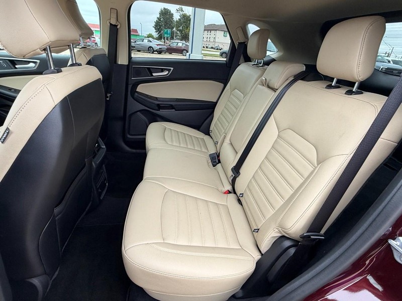 Ford Edge Vehicle Full-screen Gallery Image 18